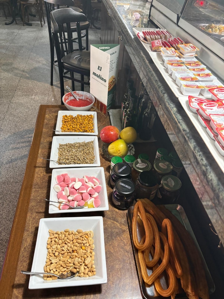 Buffet de tostadas, aceite y picoteo en barra