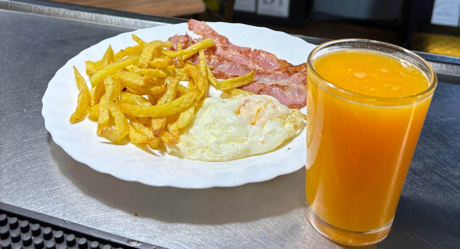 Fuerte (2 Huevos fritos, cruasán plancha, café o zumo natural)